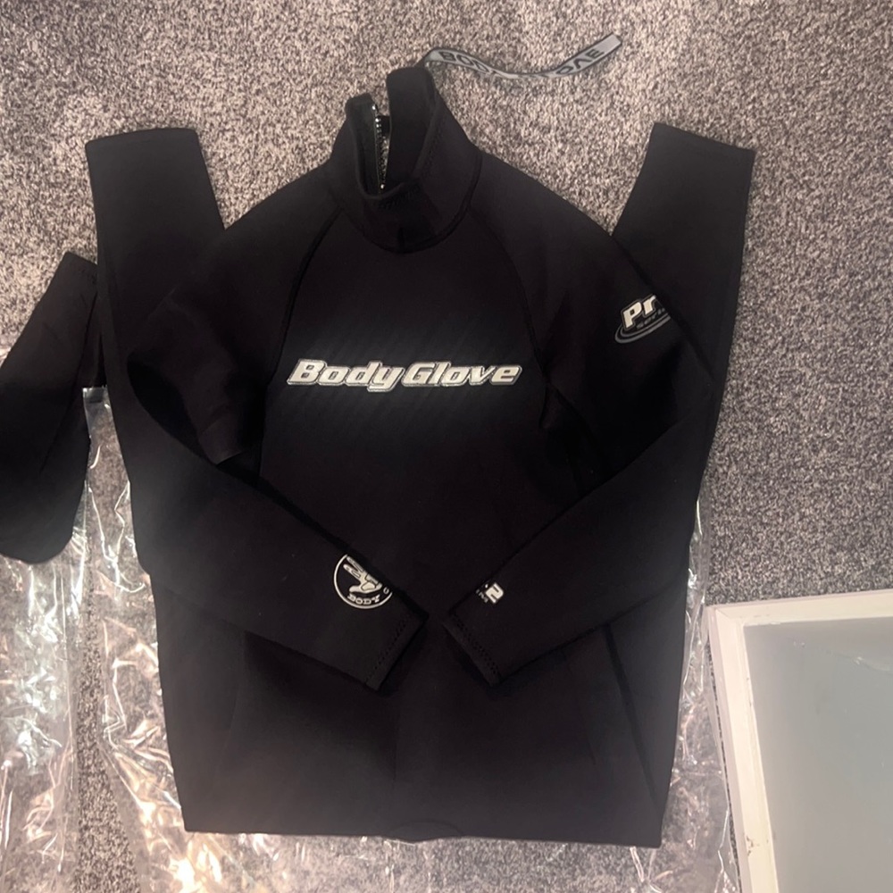 Body glove wet suit